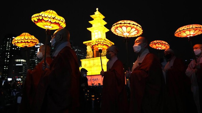 South Korea Daily Life South Korean Buddhist monks wearing face masks, carry colorful lotus lanterns during the lighting ceremony to celebrate for the upcoming birthday of Buddha on May 8, in Seoul, South Korea, Tuesday, April 5, 2022. (AP Photo/Lee Jin-man)