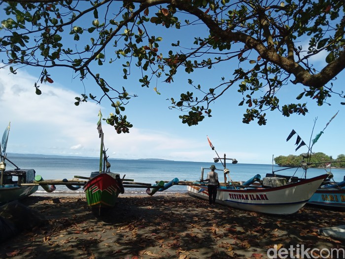 Suasana di Pantai Katukaras.