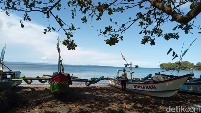 Suasana di Pantai Katukaras. Suasana di Pantai Katukaras.