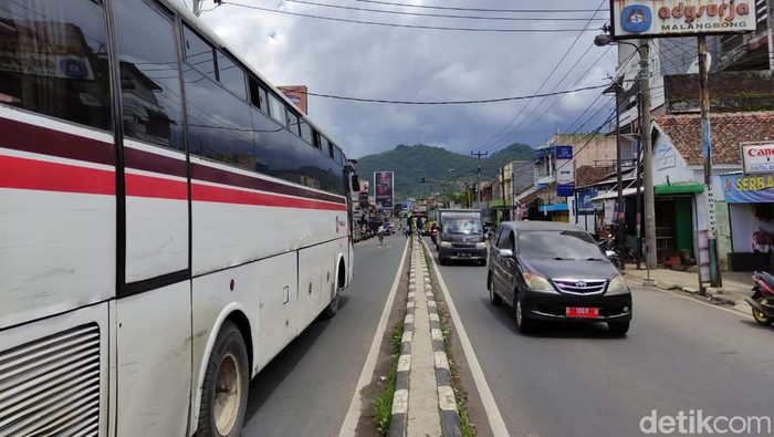 Suasana Jalur Nagreg, Jawa Barat.