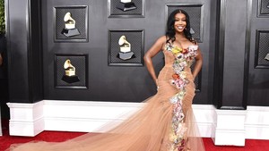 SZA dikenal lewat lagu sukses berjudul Kill Bill dan piala Grammy. Dia menjajal akting lewat film One of them Days bersama Keke Palmer dan dapat sambutan oke, sampai mau dibuat sekuel. (Foto: Jordan Strauss/Invision/AP)