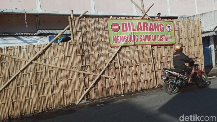 Tempat penampungan di Pasar Delanggu ditutup pagar bambu, Selasa (5/4/2022).
