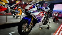 Menyoal banderol, Honda CBR1000RR-R SP Fireblade Edisi Spesial 30 Tahun dengan warna khas Honda Tricolor ini dipasarkan dengan banderol Rp1,058 miliar on the road wilayah DKI Jakarta.