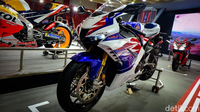 Orang Indonesia ternyata sudah ada yang beli Honda CBR1000RR-R SP Fireblade edisi spesial 30th Anniversary. Motor tersebut dibeli saat hari pembukaan IIMS.