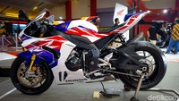 Terdapat beberapa ciri khusus pada detail sepeda motor. Warna dasar bodi putih, diberi aksen grafis warna biru pada sepatbor depan serta bagian belakang. Kombinasi merah-biru terdapat pada bagian tangki, bodi samping dan depan, serta fairing.