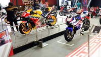 Honda CBR1000RR-R SP Fireblade edisi 30th Anniversary masih mejeng di area IIMS 2022. Dia bersanding dengan motor RC213V yang dipakai Marc Marquez di Hall C IIMS 2022, JIExpo Kemayoran, Jakarta Pusat.