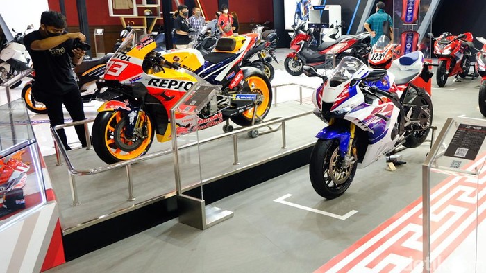 Orang Indonesia ternyata sudah ada yang beli Honda CBR1000RR-R SP Fireblade edisi spesial 30th Anniversary. Motor tersebut dibeli saat hari pembukaan IIMS.