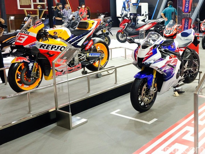 Orang Indonesia ternyata sudah ada yang beli Honda CBR1000RR-R SP Fireblade edisi spesial 30th Anniversary. Motor tersebut dibeli saat hari pembukaan IIMS.