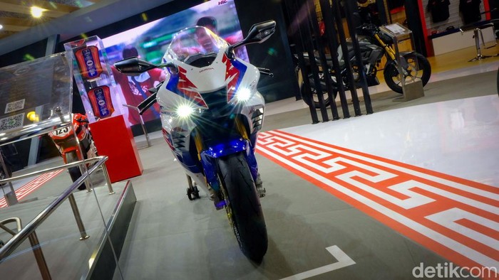 Terjual di IIMS, Moge Rp 1 M Honda CBR Ini Cuma Ada 1 di RI! Orang Indonesia ternyata sudah ada yang beli Honda CBR1000RR-R SP Fireblade edisi spesial 30th Anniversary. Motor tersebut dibeli saat hari pembukaan IIMS.