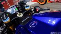 Ciri khas lain pada bagian setang terdapat penanda berupa serial number yang digoreskan menggunakan laser. Lalu pada bagian smart key, juga sudah mendapatkan tulisan khusus edisi 30 tahun, termasuk juga pada bagian atas penutup tangki bahan bakar, serta goresan laser pada silencer (knalpot) Akrapovic-nya.