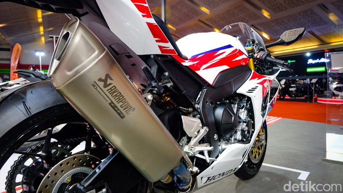 Terjual di IIMS, Moge Rp 1 M Honda CBR Ini Cuma Ada 1 di RI! Orang Indonesia ternyata sudah ada yang beli Honda CBR1000RR-R SP Fireblade edisi spesial 30th Anniversary. Motor tersebut dibeli saat hari pembukaan IIMS.