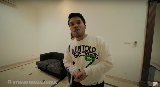 Saat masuk terdapat sebuah ruangan yang cukup luas dan nantinya bisa dijadikan sebagai ruang tamu. Ruangan tersebut tampak masih kosong, hanya baru diisi dengan sebuah sofa berwarna hitam. Foto: dok. YouTube/Thariq Halilintar