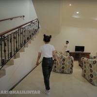 Masuk ke ruang tengah, beginilah penampakan ruang keluarga di rumah baru milik Thariq. Ruang keluarga tersebut terletak di sebelah tangga. Di bagian bawah tangganya sendiri terdapat sebuah lemari penyimpanan. Foto: dok. YouTube/Thariq Halilintar