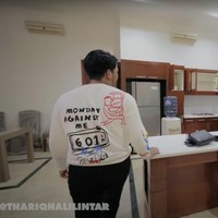 Tak jauh dari ruang keluarga, terdapat dapur dan ruang makan. Dapur tersebut terlihat sudah dilengkapi dengan kulkas, lemari, dan kitchen set berwarna coklat. Tak hanya itu saja, di setiap sudut ruangannya pun sudah terpasang AC. Foto: dok. YouTube/Thariq Halilintar