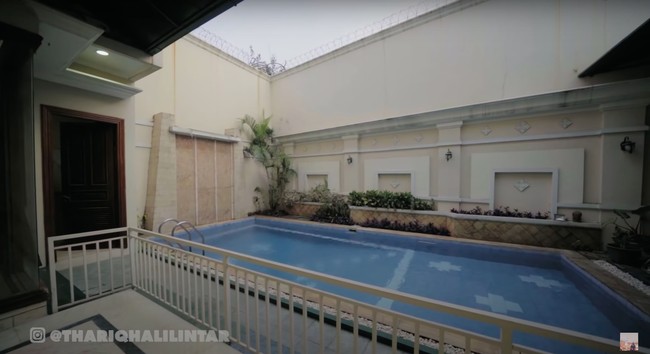 Rumah mewah baru milik Thariq itu dilengkapi dengan sebuah kolam renang yang cukup luas di bagian belakangnya. Kolam renang tersebut mengusung konsep outdoor tanpa atap. Foto: dok. YouTube/Thariq Halilintar