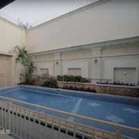 Rumah mewah baru milik Thariq itu dilengkapi dengan sebuah kolam renang yang cukup luas di bagian belakangnya. Kolam renang tersebut mengusung konsep outdoor tanpa atap. Foto: dok. YouTube/Thariq Halilintar