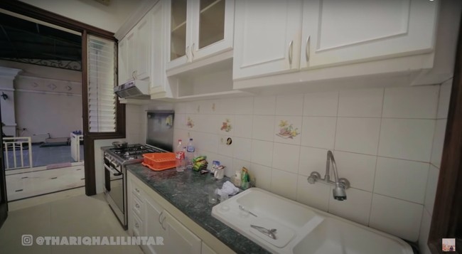 Kalau yang sebelumnya merupakan dapur bersih, yang satu ini adalah dapur kotor di rumah baru milik Thariq. Dapur tersebut tampak sudah dilengkapi dengan kitchen set berwarna putih. Foto: dok. YouTube/Thariq Halilintar