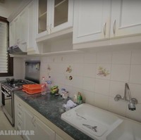 Kalau yang sebelumnya merupakan dapur bersih, yang satu ini adalah dapur kotor di rumah baru milik Thariq. Dapur tersebut tampak sudah dilengkapi dengan kitchen set berwarna putih. Foto: dok. YouTube/Thariq Halilintar