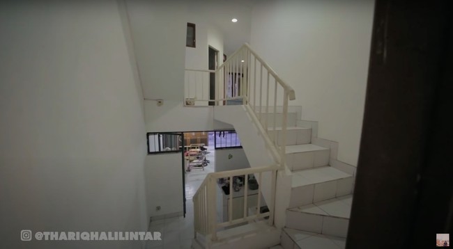 Beginilah penampakan ruang untuk asisten rumah tangga. Terdapat 2 kamar tidur pembantu yang kelak bisa digunakan oleh ART di rumah Thariq. Foto: dok. YouTube/Thariq Halilintar