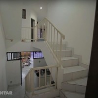 Beginilah penampakan ruang untuk asisten rumah tangga. Terdapat 2 kamar tidur pembantu yang kelak bisa digunakan oleh ART di rumah Thariq. Foto: dok. YouTube/Thariq Halilintar