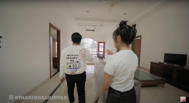 Lantai dua rumah Thariq Halilintar pun tak kalah luas. Di lantai 2 rumahnya itu terdapat beberapa kamar tidur dan ruangan untuk bersantai sambil menonton TV. Kamar tidur utamanya pun terletak di lantai 2 rumah. Foto: dok. YouTube/Thariq Halilintar