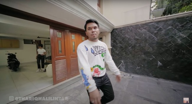 Rumah baru milik Thariq Halilintar tampak memiliki garasi yang cukup luas. Garasi tersebut terdiri darii 2 bagian, ada yang di bagian dalam dan juga di bagian luar. Thariq menjelaskan bahwa masing-masing garasi bisa diisi sekitar 2 mobil. Sehingga jika dijumlahkan, garasi rumahnya itu bisa menampung total 4 mobil. Foto: dok. YouTube/Thariq Halilintar