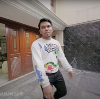 Rumah baru milik Thariq Halilintar tampak memiliki garasi yang cukup luas. Garasi tersebut terdiri darii 2 bagian, ada yang di bagian dalam dan juga di bagian luar. Thariq menjelaskan bahwa masing-masing garasi bisa diisi sekitar 2 mobil. Sehingga jika dijumlahkan, garasi rumahnya itu bisa menampung total 4 mobil. Foto: dok. YouTube/Thariq Halilintar