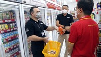 CEO Brinks Indonesia David Maksud dan Finance Director Alfamart Tomin Widian melihat mesin CDM (cash deposit machine) DBTS 10000 di Alfamart Tangerang, Banten, Selasa (5/4/2022). Hadir pula dalam acara tersebut Business Development Commercial Director Brinks Indonesia Indera Sanjaya mendampingi Teasury General Manager Alfamart Fery Harsono Loewanto usai pemasangan mesin Brinks di Alfamart Tangerang, Banten, Selasa (5/4/2022).