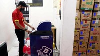 Karyawan menyetor uang kedalam mesin deposit Brinks di Alfamart Tangerang, Banten, Selasa (5/4/2022). Sampai saat ini sudah ada 35 mesin yang telah terinstall. Kerjasama ini diharapkan mampu meningkatkan efektifitas dan keamanan operasional Alfamart.  