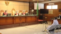 Sidang dakwaan digelar di Pengadilan Negeri (PN) Bandung, Kota Bandung, Selasa, (5/4/2022). Usai dakwaan dibacakan, Bahar mengaku sangat keberatan dan akan mengajukan eksepsi.