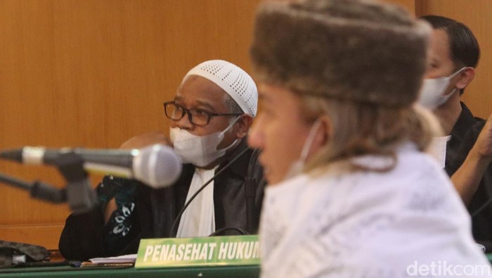 Tolak Dakwaan soal Hoaks, Habib bahar bin Smith Melawan! Habib Bahar bin Smith menolak dakwaan yang dibacakan jaksa penuntut umum (JPU). Bahar akan melawan melalui eksepsi, Selasa, 5/4/2022.