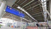 Sedangkan pada lantai 2 terdapat fasilitas pelayanan pengguna dan area komersial. Fasilitas yang tersedia di stasiun tersebut di antaranya lift, eskalator, tangga manual, toilet difabel, ruang loket go show, layanan pelanggan, ruang tunggu, musala, pos kesehatan, dan fasilitas lainnya.
