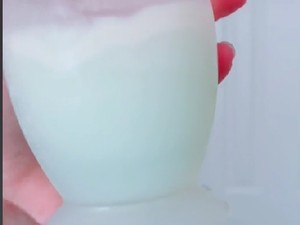 Viral Ibu Hasilkan ASI Berwarna Biru, Ini Penjelasannya