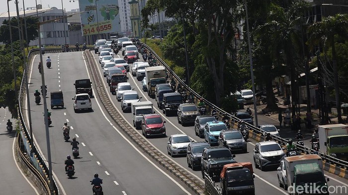 Volume Kendaraan di Jakarta Meningkat 18 Persen Dirlantas Polda Metro Jaya Kombes Sambodo Purnomo Yogo
mengatakan bahwa dalam satu pekan terakhir terjadi peningkatan volume kendaraan di jalanan Ibu Kota. Dia menyebut peningkatan terjadi hingga 18 persen. Dengan adanya peningkatan ini terjadi kemacetan disejumlah titik, Selasa, 5/4/2022.