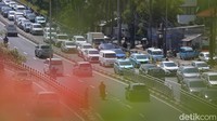 Peningkatan terjadi hingga 18 persen. Dengan adanya peningkatan volume kendaraan ini, kemacetan terjadi di sejumlah titik.