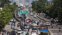 Kendaraan terjebak kemacetan di Jalan KH Abdullah Syafei, Jakarta Selatan, Selasa (5/4/2022).