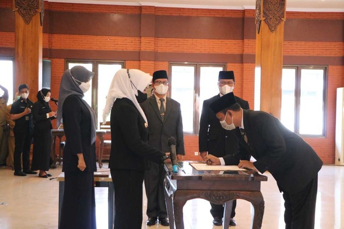 Walkot Mojokerto Lantik Orang Profesional Jadi Direktur RSUD