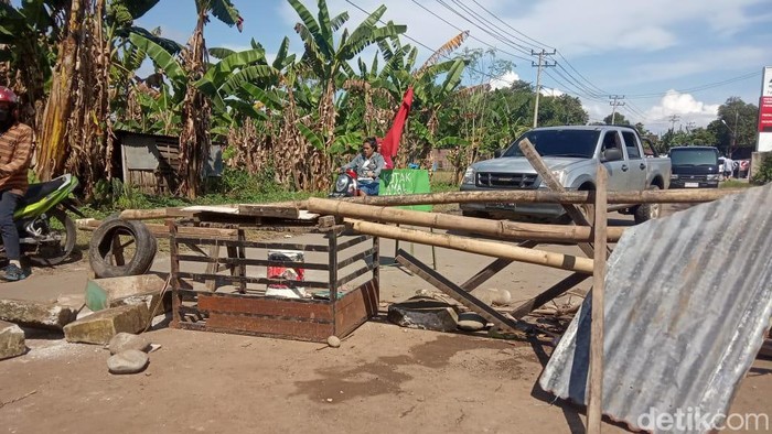 Warga blokir jalan Burung-burung di Gowa