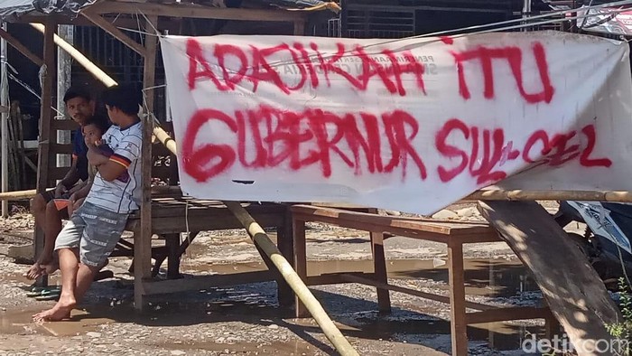 Warga memblokir dan membakar ban di Jalan Burung-burung Gowa