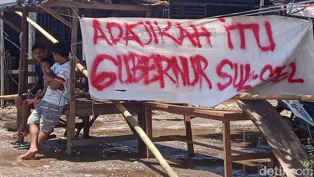 Warga memblokir dan membakar ban di Jalan Burung-burung Gowa