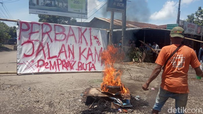 Warga memblokir dan membakar ban di Jalan Burung-burung Gowa