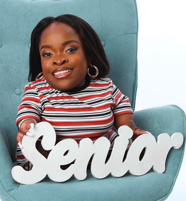 Wildine jarang berjalan menggunakan kakinya karena sakit. Dia lebih sering menggunakan kursi roda atau dibantu oleh ibunya. “Ibuku membantuku dalam banyak hal, seperti berpakaian dan meraih sesuatu yang tinggi. Ibuku seperti sahabatku,” ucap Wildine. Foto: dok. Instagram/@wavy.wildine