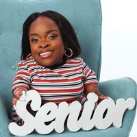 Wildine jarang berjalan menggunakan kakinya karena sakit. Dia lebih sering menggunakan kursi roda atau dibantu oleh ibunya. “Ibuku membantuku dalam banyak hal, seperti berpakaian dan meraih sesuatu yang tinggi. Ibuku seperti sahabatku,” ucap Wildine. Foto: dok. Instagram/@wavy.wildine