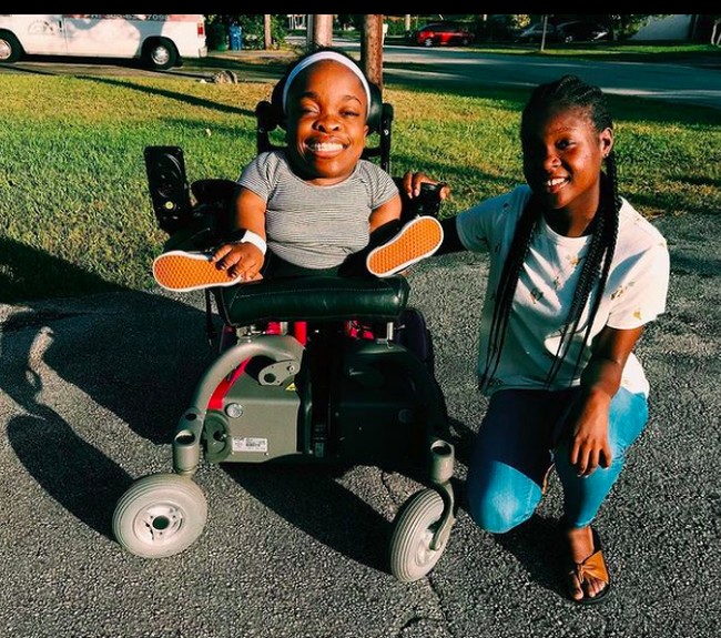 Wildine didiagnosa kelainan biologis langka yang membuatnya jadi kerdil atau nama ilmiahnya SADDAN dysplasia. Kini, Wildine memberikan edukasi tentang menjadi orang kerdil di channel Youtubenya. Foto: dok. Instagram/@wavy.wildine