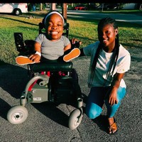 Wildine didiagnosa kelainan biologis langka yang membuatnya jadi kerdil atau nama ilmiahnya SADDAN dysplasia. Kini, Wildine memberikan edukasi tentang menjadi orang kerdil di channel Youtubenya. Foto: dok. Instagram/@wavy.wildine