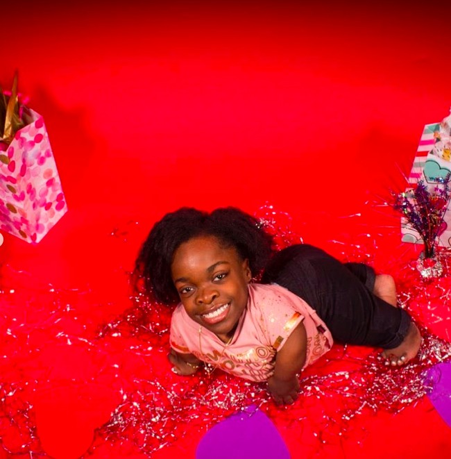 “Aku ingin orang juga bisa belajar tentang dwarfisme. Hanya karena aku pendek, aku tetap seperti orang pada umumnya,” ungkapnya. Foto: dok. Instagram/@wavy.wildine