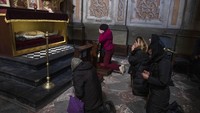 Istri, tengah, prajurit Tereshko Volodymyr berusia 44 tahun, kedua kanan, berdoa dan berduka atas kematiannya sebelum upacara pemakamannya di Gereja Rasul Suci Petrus dan Paulus di Lviv, Ukraina barat, Senin, (4/4/2022). (AP Photo/Nariman El-Mofty)