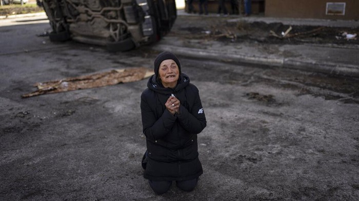 Tanya Nedashkivs'ka, 57, mourns the death of her husband, killed in Bucha, on the outskirts of Kyiv, Ukraine, Monday, April 4, 2022. (AP Photo/Rodrigo Abd)