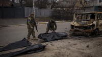 Tentara Ukraina menemukan jenazah empat warga sipil yang tewas dari dalam kendaraan yang hangus terbakar di Bucha, pinggiran Kyiv, Ukraina, Selasa, (5/4/2022). (AP Photo/Felipe Dana)