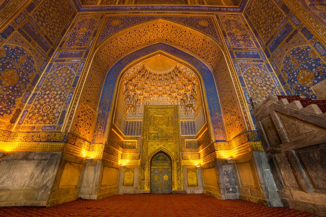 Masuk ke Masjid Tilla Kari di Samarkand, Uzbekistan, siap-siap terpukau dengan ubin emas yang memenuhi interiornya. Dengan segala keunikannya yang sarat nilai historisnya, masjid peninggalan abad ke-17 ini diakui UNESCO sebagai salah satu warisan budaya dunia. (Foto: Getty Images/iStock)
